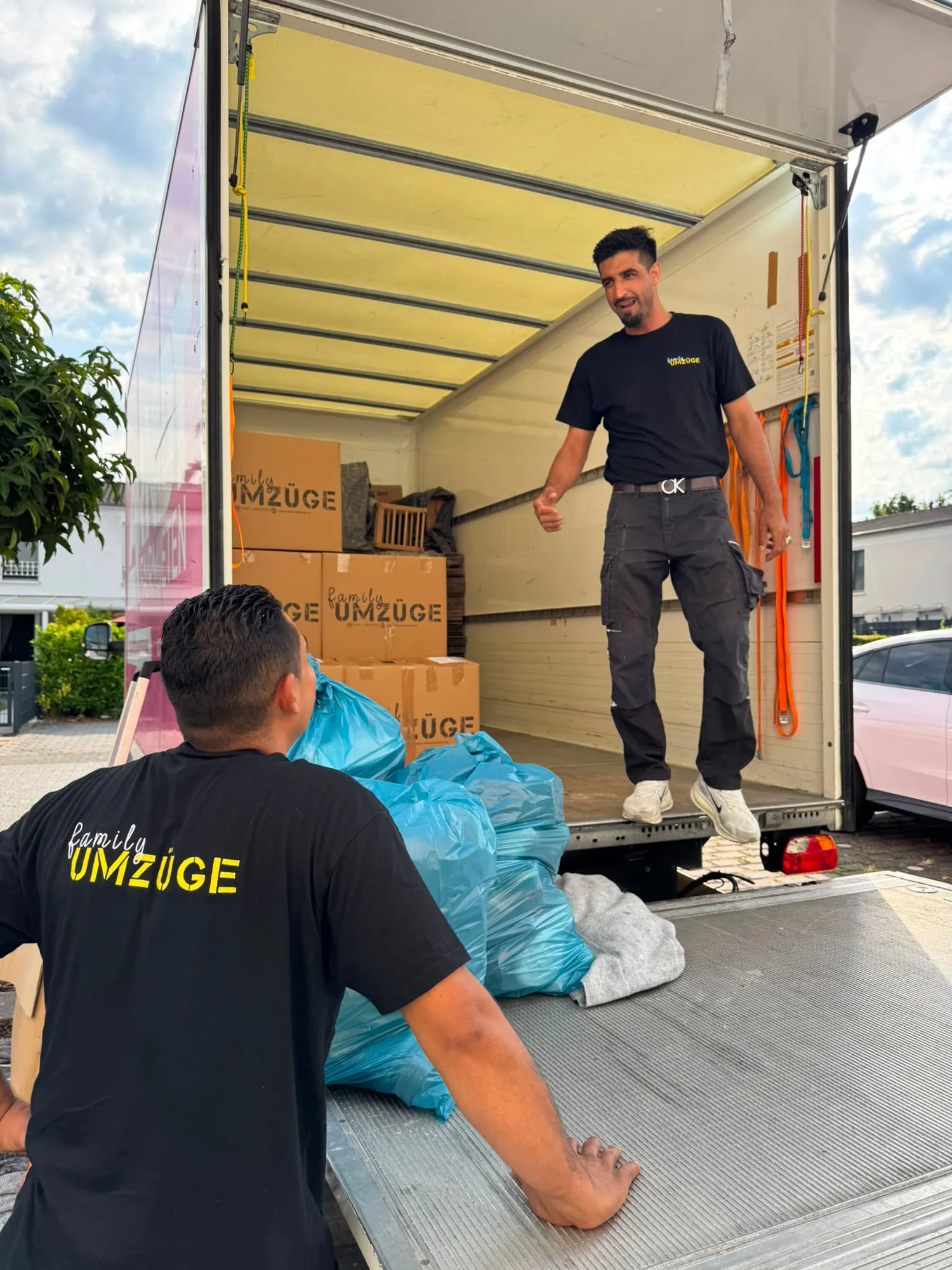 Team von Family Umzüge belädt den Umzugs-Lkw mit Kartons und Umzugsgut – professioneller Firmenumzug in Frankfurt