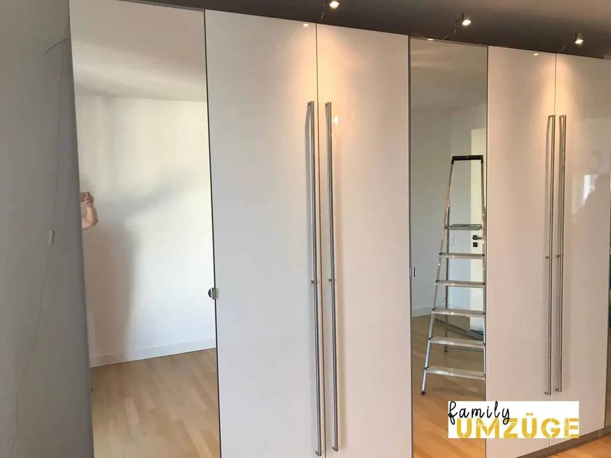 Fachgerecht aufgebauter Schrank auf hellem Holzboden – professionelle Möbel- und Küchenmontage von Family Umzüge