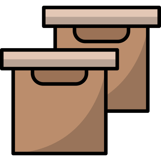 Zwei braune Kartonschachteln mit Deckel, die von einem Umzugsunternehmen in Frankfurt verwendet werden, sind leicht übereinander gestapelt und von vorne gesehen. Die Schachteln weisen ein einfaches, minimalistisches Design mit dunklen Konturen auf. - Family Umzüge